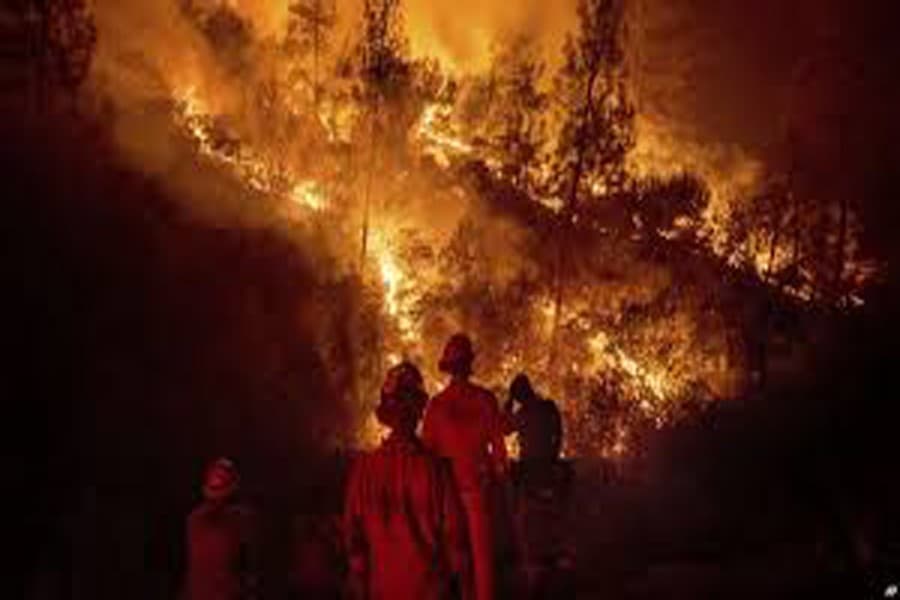 Fire levels California town within 24 hrs