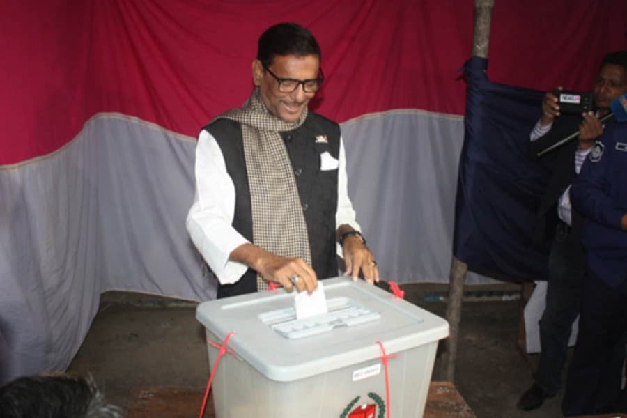Quader casts vote at Noakhali Udayan Kindergarten centre