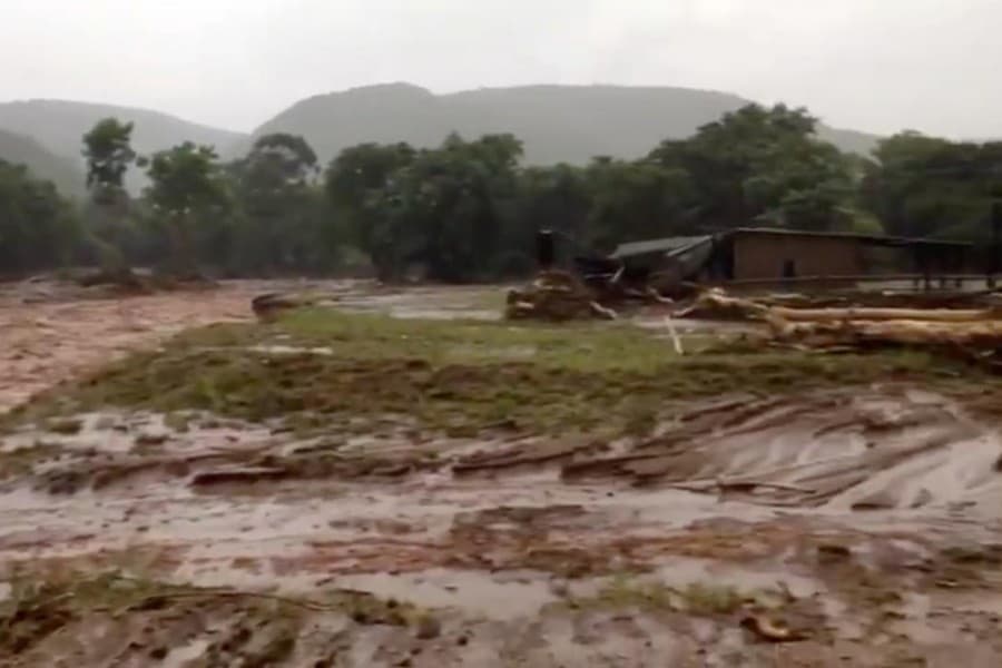 At least 89 die as Cyclone Idai batters Zimbabwe