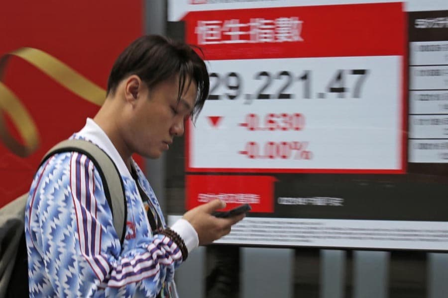 Asian shares mixed amid trade worries