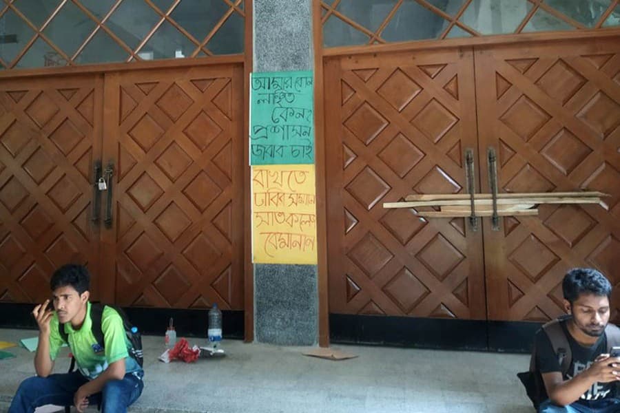 Affiliation of seven colleges: DU students lock academic, admin buildings
