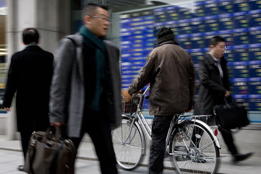 Asian stocks fall ahead of US-China trade talks
