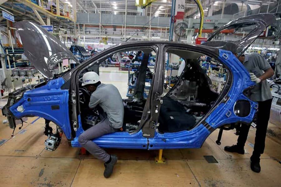 India's economy suffers car crash, pain spreads to villages