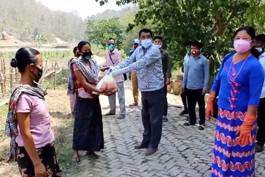 Coordinated food distribution maintaining social distance