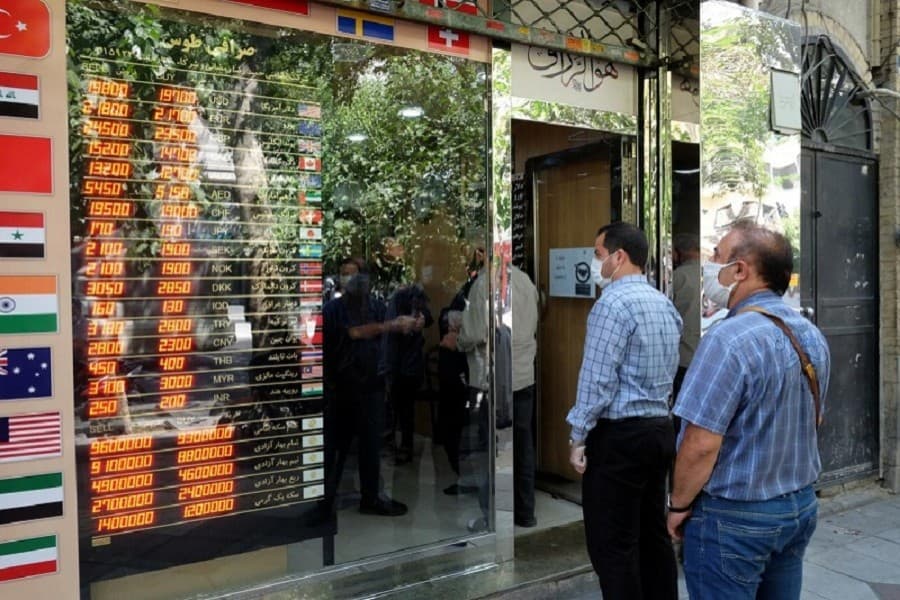 Currency crisis impoverishes Iranians, strains economic defences