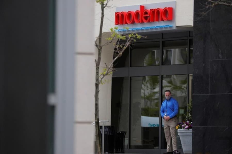 Moderna prices COVID-19 vaccine at $32-$37 per dose for smaller volume deals