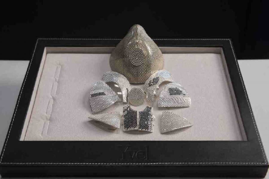 Israeli jeweler makes $1.5m gold coronavirus mask