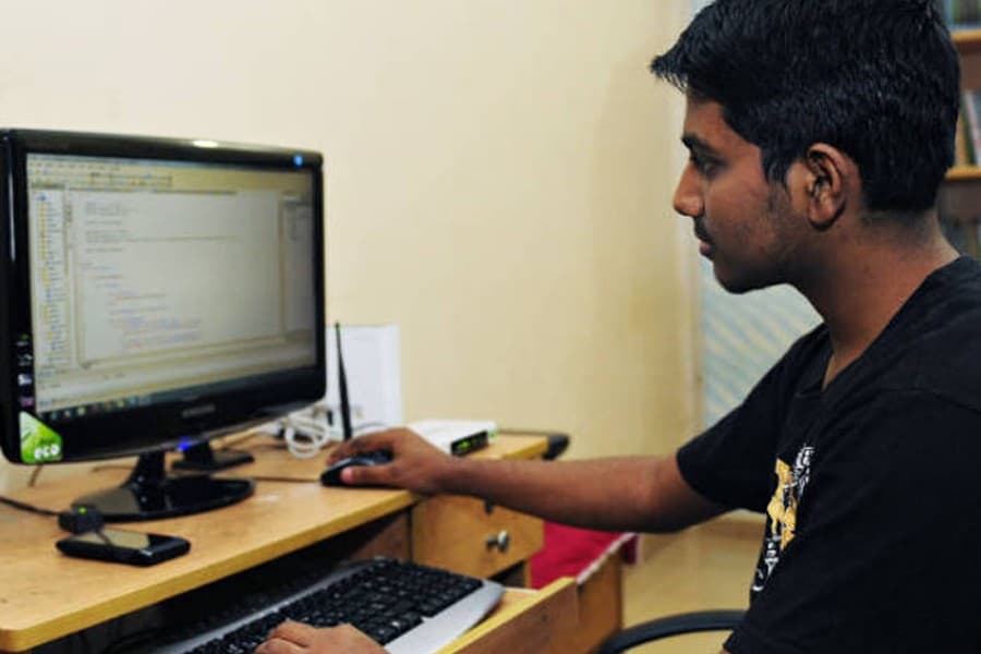 Youth may face obesity, stress, eye strain for corona-induced excess screen time