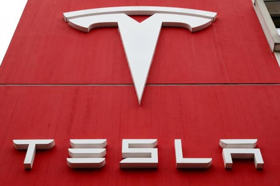 Tesla loses more than $244b in a month