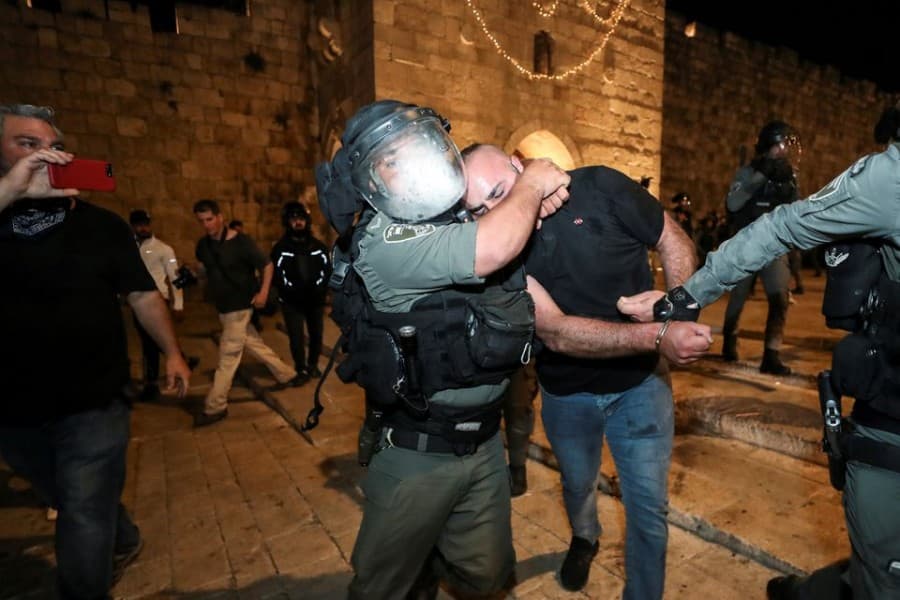 Scores injured on second night of Jerusalem clashes