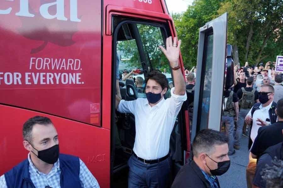 Protesters throw stones at Justin Trudeau during campaign