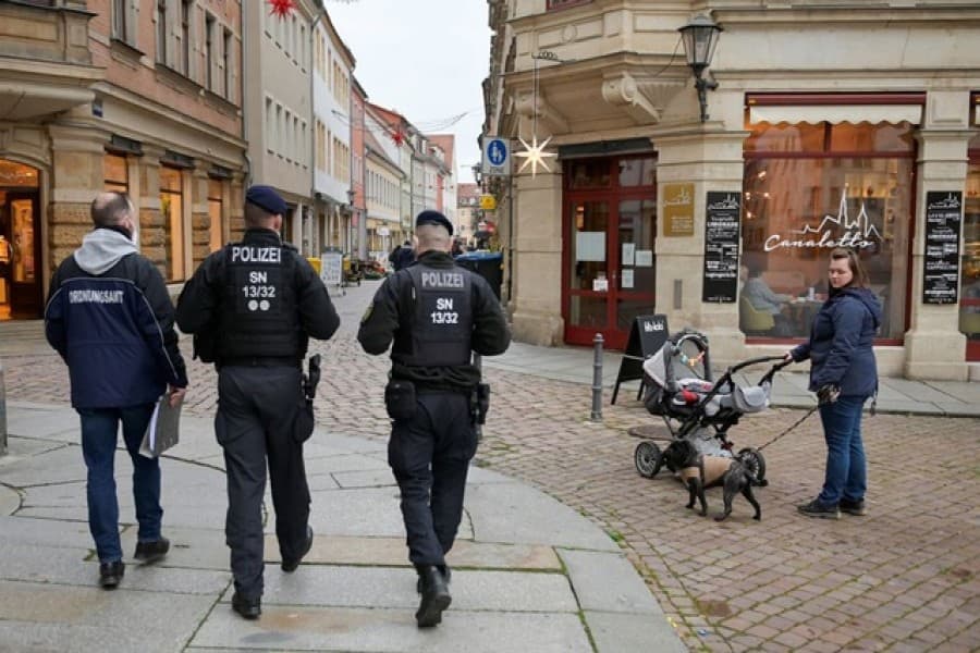 German COVID-19 deaths pass 100,000 mark in fourth wave