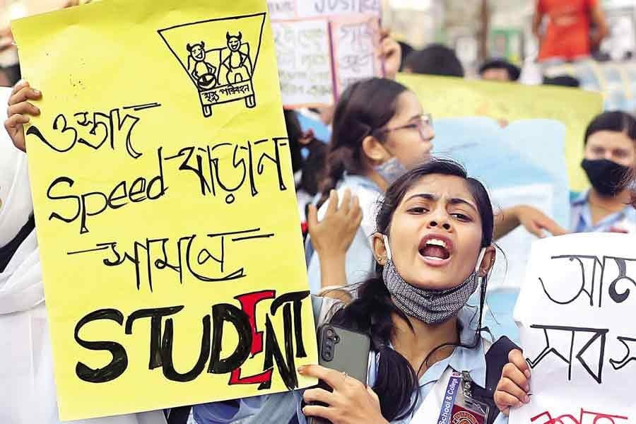 Students block Dhanmondi, Asad Gate streets to demand safe roads